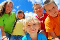 嬰兒打嗝平躺還是側躺好？抱起來喂點水才最推薦